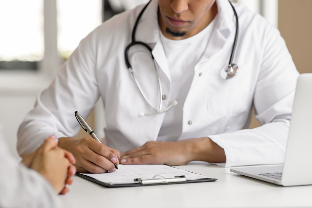 crm-diz-que-nao-e-responsavel-por-analise-de-atestado-medico-e-revoga-norma