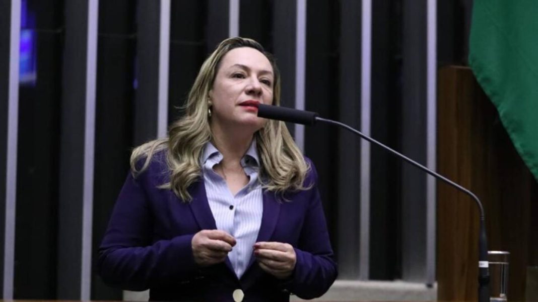 deputada-desafia-dirigente-antipetista-da-oab-go:-“vem-me-jogar-no-rio”