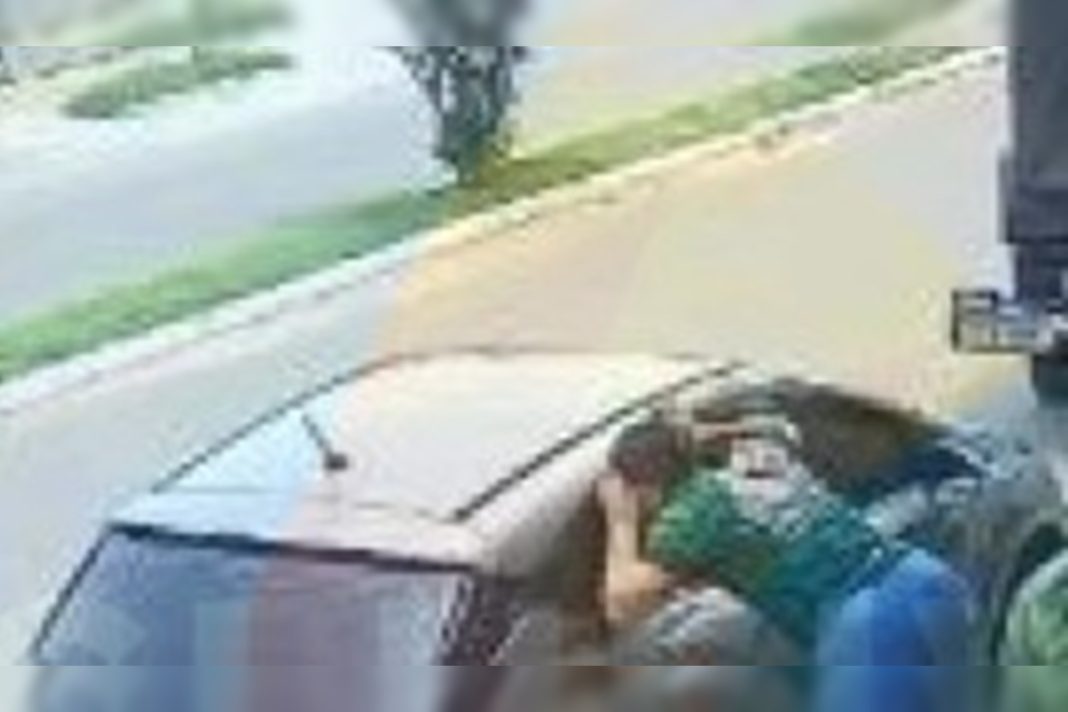 imagens-mostram-mae-de-menino-morto-em-carro-indo-ao-veiculo-varias-vezes