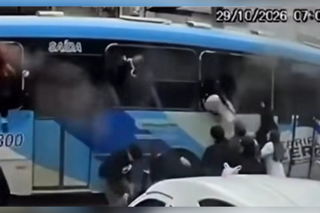 fumaca-toma-conta-de-onibus-e-passageiros-quebram-janelas-para-fugir