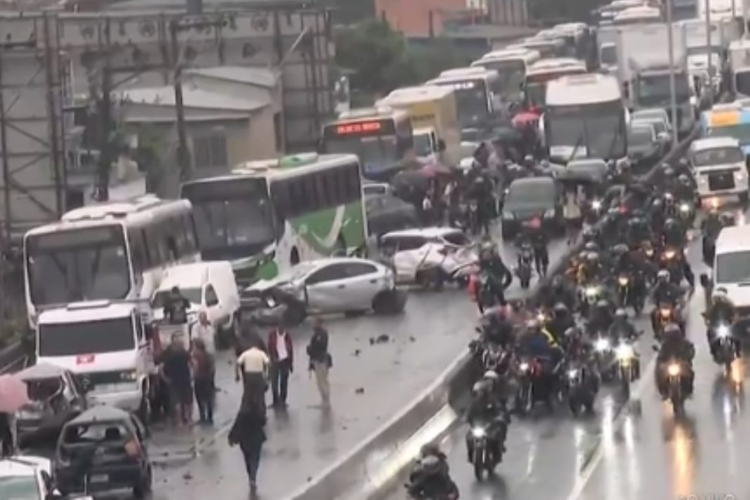motorista-de-onibus-infarta,-morre-ao-dirigir-e-arrasta-22-veiculos-no-rio