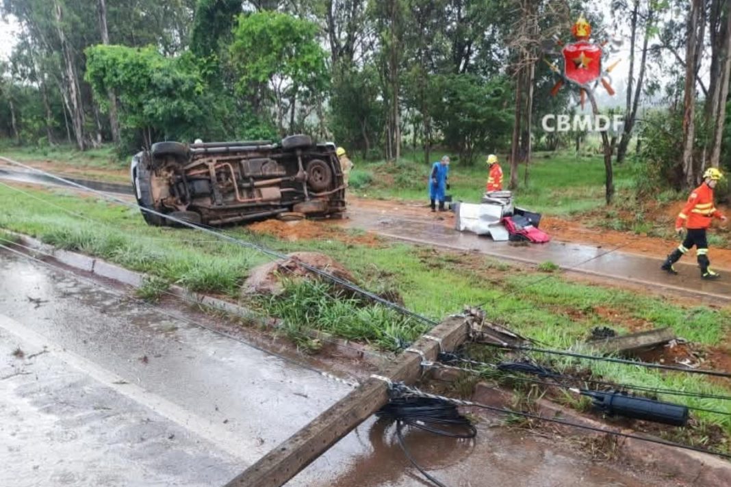 motorista-fica-ferido-ao-derrubar-poste-de-luz-no-park-way-com-caminhonete