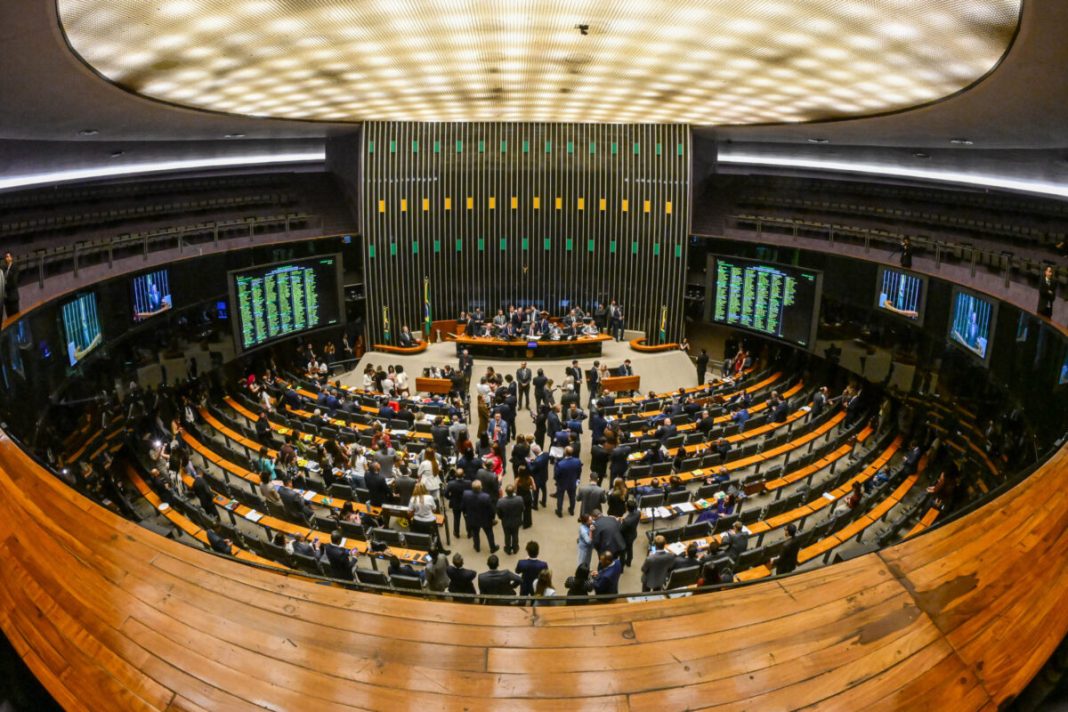 voto-distrital-misto-divide-centrao-e-oposicao-e-ganha-forca-no-congresso